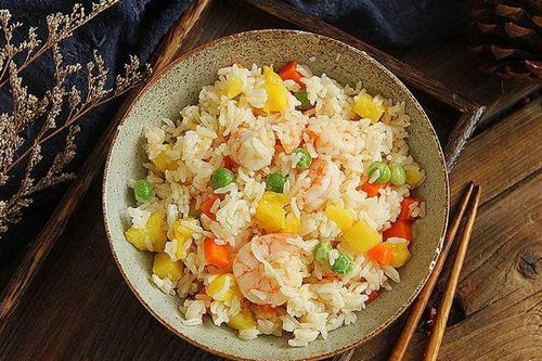 Cơm chiên mà làm kiểu này thì vừa nhanh vừa ngon, tối về trễ cứ làm một chảo là xong bữa tối!