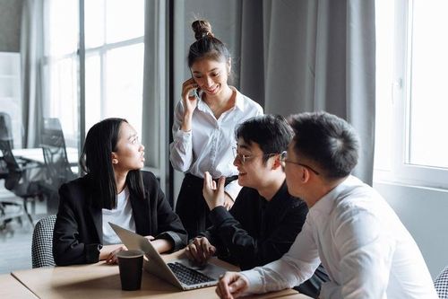 4 cách giúp người nhút nhát, hướng nội dễ dàng hòa nhập với đám đông