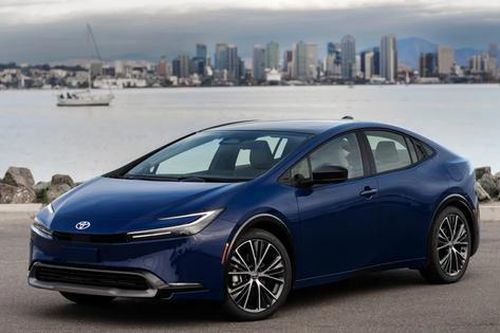 Triệu hồi xe Toyota Prius khắc phục lỗi cửa sau