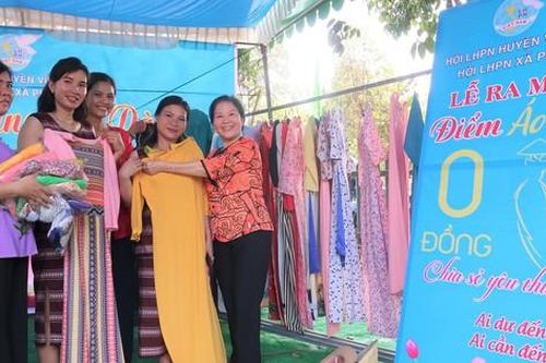 Tặng 100 bộ áo dài cho phụ nữ Chơro