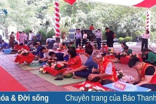 Thi khắc dưa hấu tại Lễ hội Mai An Tiêm