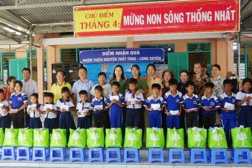 Thêm 100 quà cho học sinh dân tộc thiểu số Khmer huyện Tri Tôn