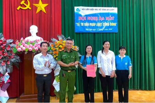 Ra mắt mô hình 'Tổ Phụ nữ tuyên truyền pháp luật về an toàn giao thông' và 'Tổ Tư vấn pháp luật cộng đồng' ở phường Long Phú