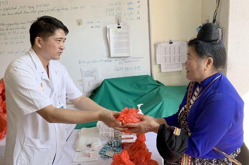 Khám bệnh, cấp thuốc miễn phí cho người dân Mường Phăng