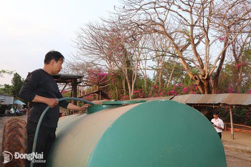 Tiếp nước sạch cho dân trong rừng sâu