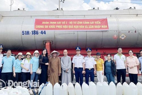 Đoàn Trinh sát số 2 cấp 80 khối nước ngọt cho người dân vùng hạn hán tỉnh Tiền Giang