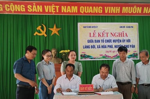 Ban Tổ chức Huyện ủy Chư Păh kết nghĩa với làng Bới