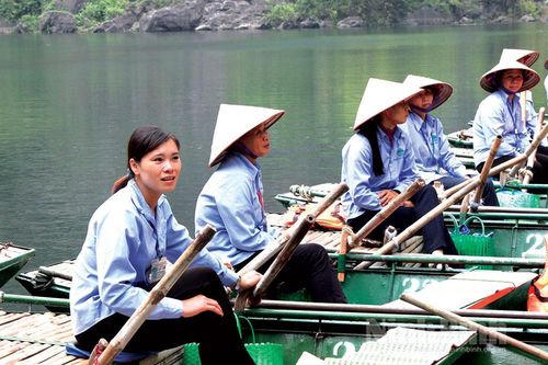 Những người chèo đò trên bến Tràng An