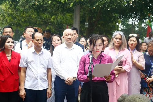 Đoàn đại biểu kiều bào dâng hương tưởng niệm các Vua Hùng