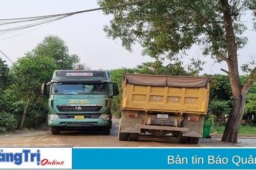 Người dân bị ảnh hưởng khi xe thi công cao tốc 'mượn' đường làng để chạy