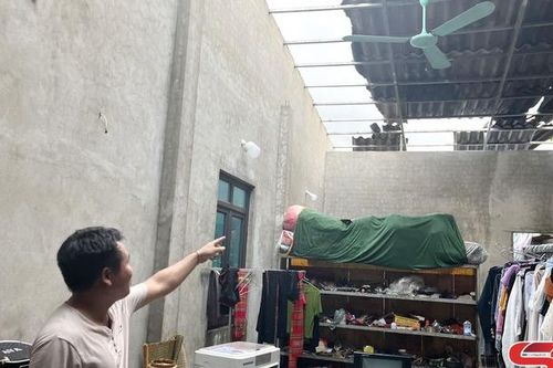 Mưa đá, gió lốc làm thiệt hại 86 ngôi nhà tại xã Chiềng Pấc