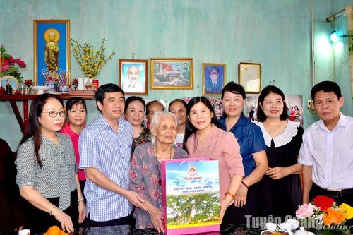 Đồng chí Phó Chủ tịch HĐND tỉnh Lê Thị Thanh Trà tặng quà cựu thanh niên xung phong, thân nhân liệt sỹ tại thành phố Tuyên Quang