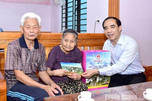 Đồng chí Bí thư Tỉnh ủy Chẩu Văn Lâm thăm, tặng quà Chiến sĩ Điện Biên