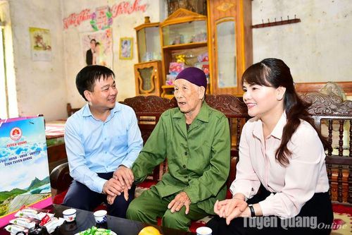Đồng chí Nguyễn Hưng Vượng tặng quà chiến sỹ Điện Biên, thanh niên xung phong tại huyện Sơn Dương