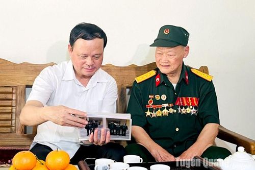 Phó Chủ tịch UBND tỉnh Nguyễn Mạnh Tuấn đến thăm, tặng quà chiến sĩ Điện Biên trên địa bàn huyện Yên Sơn