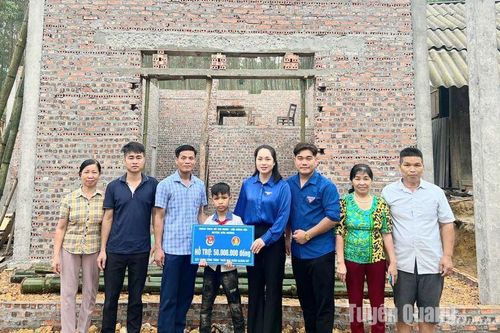 Sơn Dương trao hỗ trợ xây dựng 2 Ngôi nhà khăn quàng đỏ