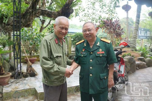 Một thời 'nắm thắt lưng địch mà đánh'