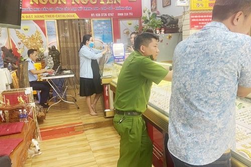 TP. HCM: Tạm giữ số lượng lớn kim loại vàng có dấu hiệu vi phạm trị giá gần 500 triệu đồng