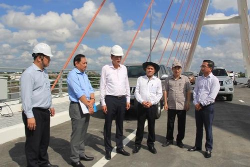 Hội đồng kiểm tra công tác nghiệm thu hoàn thành của chủ đầu tư đối với công trình cầu Trần Hoàng Na, thành phố Cần Thơ