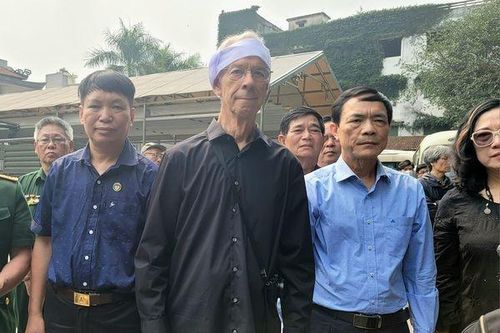 Có một cựu binh Mỹ đội khăn trắng trong lễ tang cụ Doãn Ngọc Trâm