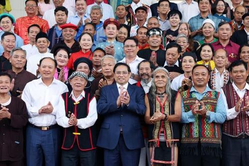Phát huy mạnh mẽ vai trò 'giữ lửa và truyền lửa' của già làng, trưởng bản, người có uy tín