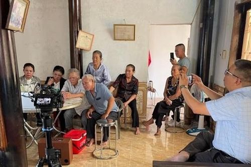 Cha nghẹn ngào khi tìm được con trai sau 43 năm thất lạc