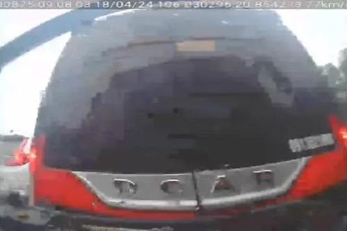 Xe chạy quá tốc độ đâm vào xe chuyển làn ẩu