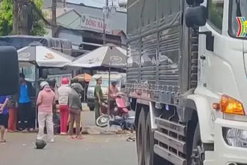 Xe tải va chạm xe máy khiến ba người thương vong