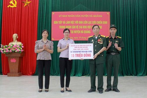Ban liên lạc Cựu chiến binh Trung đoàn cận vệ 246 tặng quà huyện Hà Quảng và Trùng Khánh