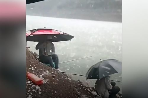 Mưa đá to như quả bóng bi-a ở Trung Quốc