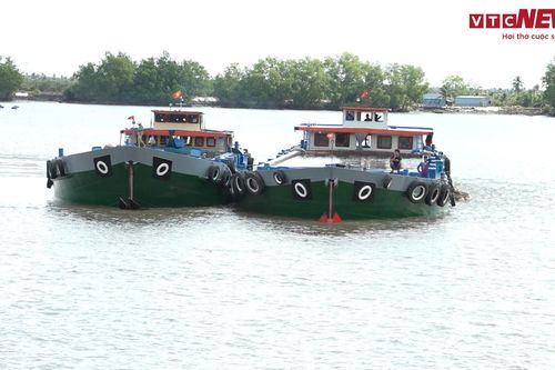 Dùng xà lan chở nghìn khối nước ngọt hỗ trợ người dân Bến Tre