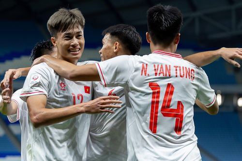 Khuất Văn Khang ghi bàn siêu phẩm, U23 Việt Nam dẫn trước U23 Malaysia