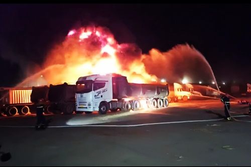 Bãi xe trung tâm TP Quy Nhơn bốc cháy dữ dội, 4 xe đầu kéo bị thiêu rụi