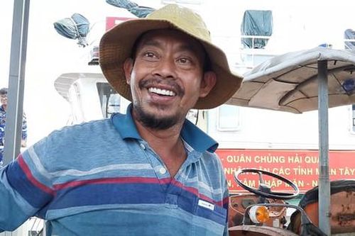Hải đoàn 129 Hải quân cấp nước ngọt cho đồng bào vùng hạn mặn