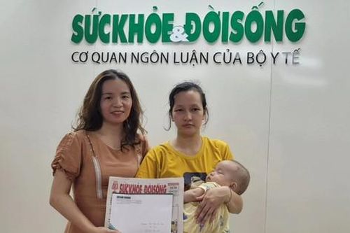 Gia đình bé gái chưa tròn tuổi bị suy giảm miễn dịch nhận hơn 19 triệu đồng của bạn đọc Báo Sức khỏe và Đời sống