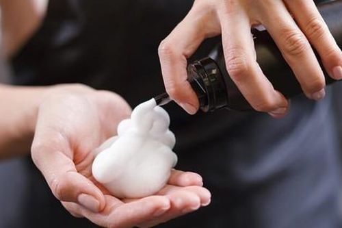 Mẹo hạn chế mái tóc khô xơ ngày hè