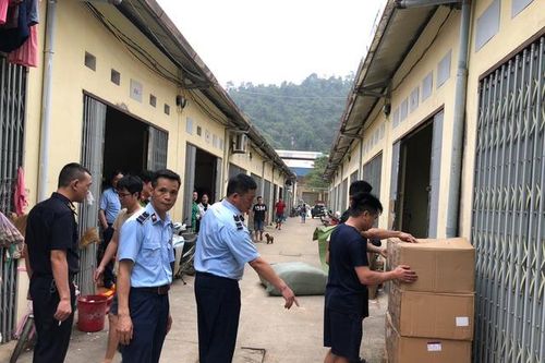 Phát hiện 2 kho hàng nghi nhập lậu hơn 40.000 son môi, phấn trang điểm...