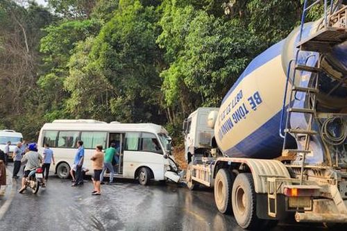 Hình ảnh vụ va chạm giữa xe bồn và xe khách ở Điện Biên khiến 9 người bị thương