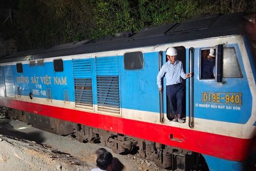 Chính thức thông tàu qua hầm Bãi Gió sau gần 10 ngày khắc phục sạt lở