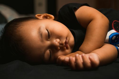 3 điều cần nhớ khi chăm con sốt tại nhà