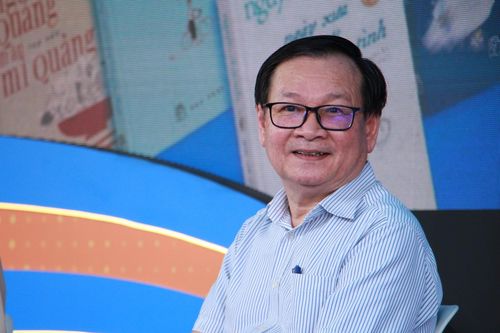 'Vào nhà sách, tôi rón rén, không dám thở mạnh'