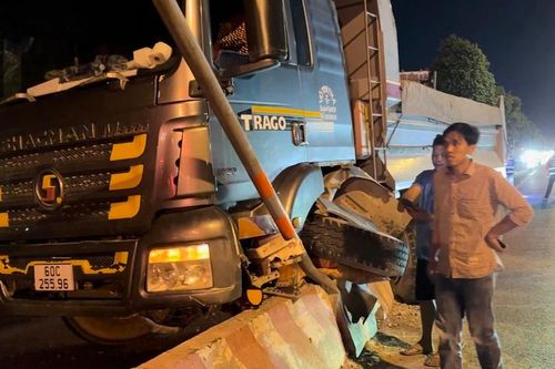 Tai nạn giao thông mới nhất 21/4/2024: thoát chết khi xe ben tông dải phân cách