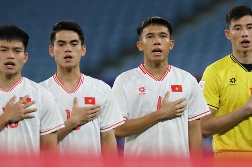 Lập 'siêu phẩm' đá phạt Văn Khang đền đáp niềm tin của HLV Hoàng Anh Tuấn