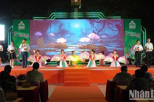 Phát huy thói quen đọc sách tại Đất sen hồng