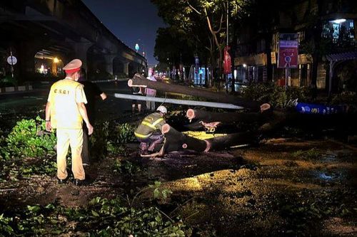 Cảnh sát giao thông Hà Nội xuyên đêm tham gia khắc phục hậu quả mưa lớn