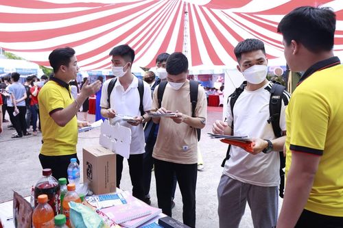 Sinh viên làm trái ngành: Lựa chọn để thích ứng