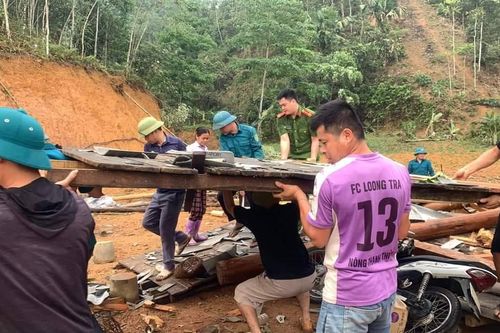Mưa to, dông lốc liên tiếp ở Yên Bái khiến hàng trăm nhà dân tốc mái