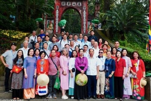 Niềm vui của những người con xa xứ được trở về nguồn cội