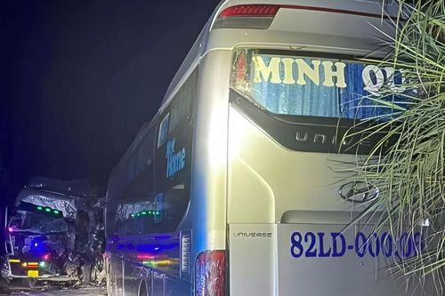 Ô tô khách va chạm với xe tải, một tài xế tử vong