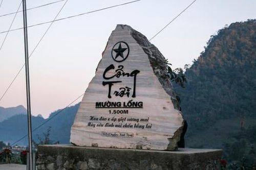 Ngồi chợ đường biên Nậm Cắn